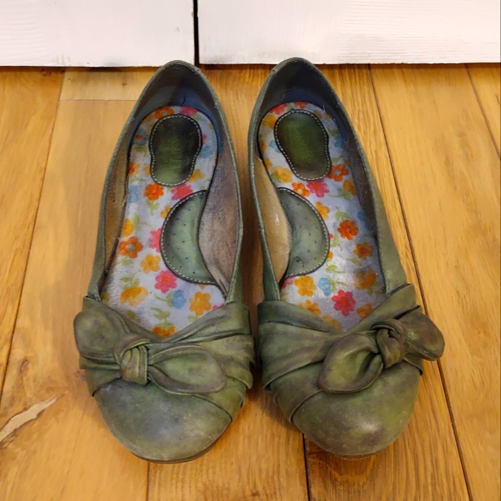 Born Green Ballet Flats, Size 6, good condition.